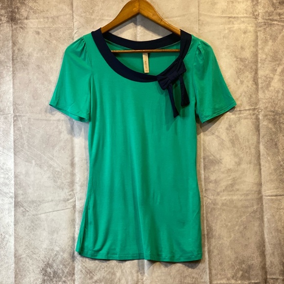 Gilli green blouse with blue bow - Picture 3 of 5